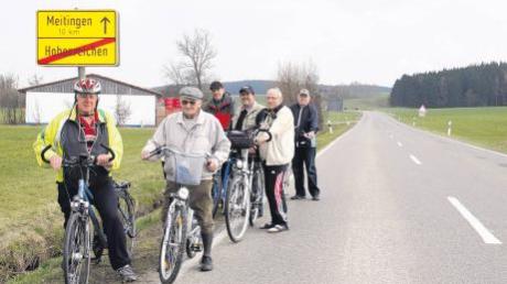Alt-Kreisrat Hans Eppinger (links) und seine Radlerfreunde wünschen sich einen Radweg entlang der Staatsstraße 2382 zwischen Hohenreichen und Langenreichen. Momentan fahren sie aus Sicherheitsgründen meist entlang kleinerer Straßen. 