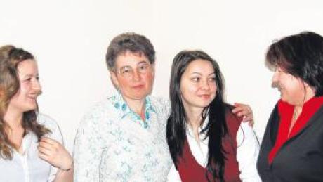 Sie hoffen auf die Großzügigkeit der Menschen, die Familie der Krebskranken (von links): Alice Roszkopf, Tochter von Edith, Anna Gyarfas, Mutter von Anamaria, Anamaria Gyarfas und Edith Spandel-Roszkopf, Cousine von Anamaria. 