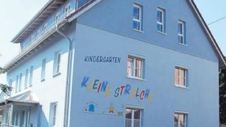 „Ortsbildprägend“ nennt Bürgermeister Wolfgang Grob das neue Kindergartenhaus. Insgesamt drei Gruppen, darunter eine Kinderkrippe im Erdgeschoss, finden hier Raum.  