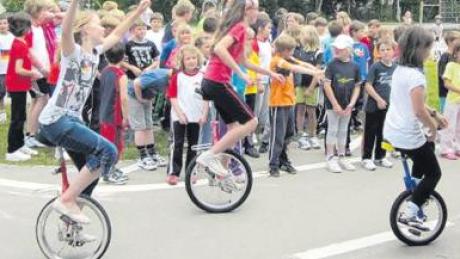 Beim Balancieren und Einradfahren haben die Kinder ihr Gleichgewicht trainiert.  