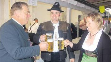 Schirmherr Bürgermeister Georg Keis (links) stieß gemeinsam mit den beiden Vorsitzenden Gabriele Ludwig und Matthias Bauer auf die Festtage des Schützenvereins „Edelweiß“ Asbach an.  