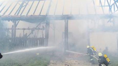 Viel Wasser mussten die Feuerwehrleute bei einem Stadelbrand in Laugna spritzen, um das Feuer unter Kontrolle zu bringen. Ursache des Feuers war ein Blitzeinschlag.  