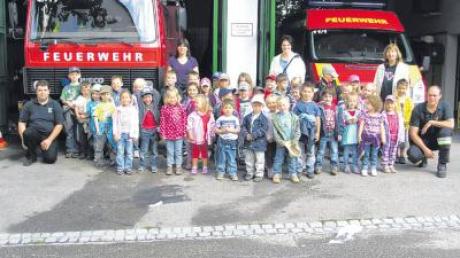Die Binswanger Feuerwehr war das Ziel des Besuches des St. Nikolaus-Kindergartens im Rahmen des Jahresprojektes „Unser Dorf“. Kommandant Alwin Rollenmiller (links) gab den Kindern einen interessanten Einblick in die Ausrüstung und die Tätigkeiten einer Feuerwehr. 