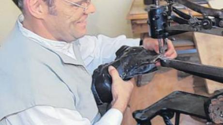 Josef Hitzler demonstriert, wie vor vielen Jahren die Kunst des Schuhmachers gehandhabt wurde. Bereits zum 20. Mal stellte der gelernte Schuhmacher beim Weldener Marktfest seine alten Gerätschaften aus. 