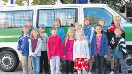Im Rahmen des Ferienprogramms besuchten Kinder aus Villenbach auch die Polizei in Dillingen.  
