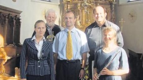 Im Bild (von links): Miriam Galonska (Gesang), Artur Richert (Barocktrompete), Roger Mayr (Erzählung und Moderation), Matthias Gyr (Orgel) und Eva-Maria Mayr (Querflöte). 