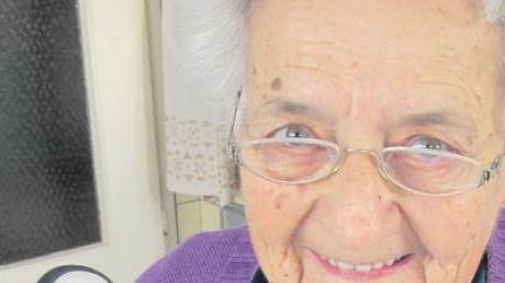 Das drahtlose Telefon sowie das Telefonbuch sind für die 86-jährige Elisabeth Mörz aus Villenbach ein wichtiger Bestandteil in ihrem Leben geworden. 