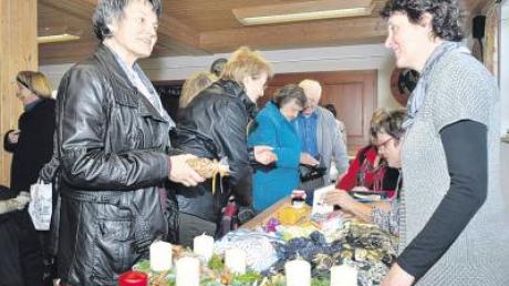 Nicht nur der Verkauf der Waren, sondern auch nette Gespräche gehörten zum vorweihnachtlichen Basar des Frauenbunds Binswangen. 