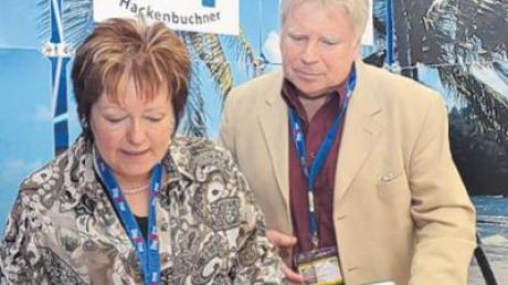 Astrid und Gerhard Hackenbuchner suchen Reiseangebote für ihre Kunden.
