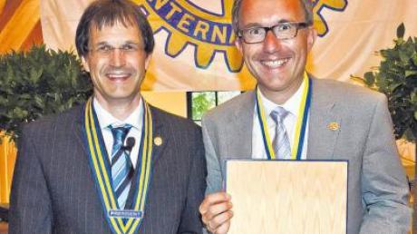Rotary-Präsident Christoph Denzel (links) ehrte seinen Vorgänger Erwin Müller (rechts). 