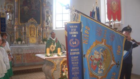 Nach der heiligen Messe segnete Pater Soni Abraham die frisch renovierte Vereinsfahne, die auf der Vorderseite den Schutzpatron, den Heiligen Georg, zeigt. Fähnrich Hubert Gerblinger trug die Fahne. 