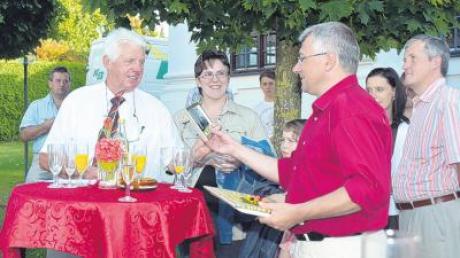 Geschenke gab es ebenfalls zum Abschied. Hier überreicht von Kirchenpfleger Hans Eppinger (links) dem scheidenden Gemeindereferenten Michael Hahn (rechts im roten Hemd). 