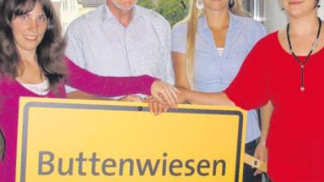 Zweiter Bürgermeister Christian Knapp umgeben von lauter Frauenpower. Kerstin Schmidt, Sonja Öfele und Franziska Prügel (von links) haben in der Verwaltung des Rathauses in Buttenwiesen neue Aufgaben übernommen. 