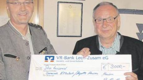 Der Hausener Vereinsvorsitzende Werner Filbrich und Villenbachs Bürgermeister Otmar Ohnheiser (von links) waren sichtlich erfreut über die Spenden.