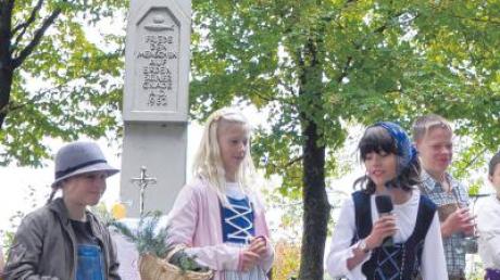 Die Kinder der Freien Schule Lech-Donau brachten unter dem Riedkreuz ihre Gaben zum Altar. 