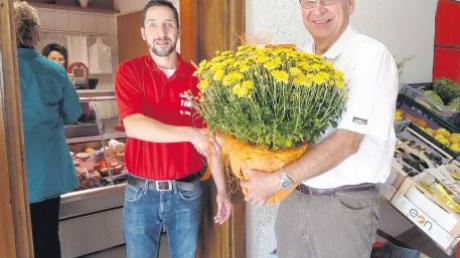 Michael Tölk (links) nimmt die Glückwünsche von Bürgermeister Otmar Ohnheiser entgegen. Seit Kurzem ist das Gasthaus Wipfler in Villenbach geöffnet. 