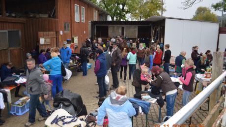 Besucherandrang im Buttenwiesener Ortsteil Hinterried: Der erstmals durchgeführte Reiterflohmarkt zog ein großes Publikum aus der Region an. 