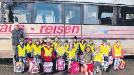 Busunternehmer Martin Kraus mit der Klasse 1b der Grundschule in Pfaffenhofen nach dem erfolgreichen Schulbustraining. 
