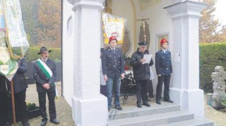 KSV-Vorsitzender Georg Fendt (Mitte) gedachte bei der Feier am Kriegerdenkmal in Frauenstetten der Opfer der Weltkriege. 