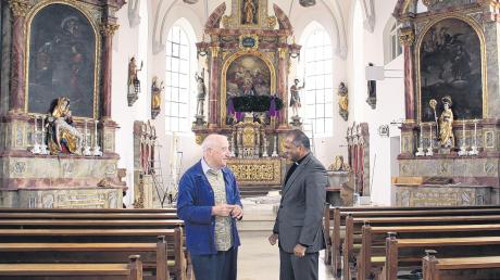 Die Kirche Buttenwiesen ist fertig renoviert: Kirchenpfleger Helmut Knöferl und Pfarrer Soni Abraham Plathottam freuen sich auf den Besuch von Weihbischof Anton Losinger, der den Festgottesdienst zur Wiedereröffnung zelebriert. 
