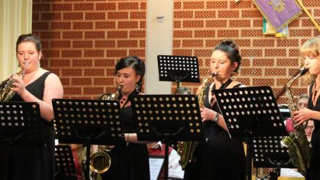 Die jungen Damen eröffneten mit der „Saxophoniade“ den zweiten Teil des gelungenen Konzertabends.  