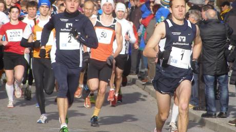 Gleich nach dem Startschuss liefen Tobias Gröbl und Maximilian Meingast beim Silvesterlauf in Gersthofen vorne weg. 