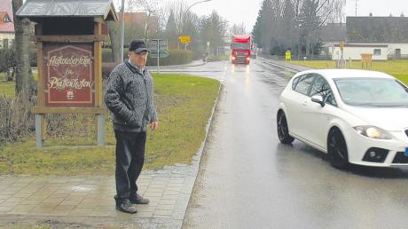 Hier an der Straße „Am Dorfanger“ in Pfaffenhofen wünscht sich Rudi Blaschke (Bild) einen beleuchteten Zebrastreifen-Überweg. An den Wintermorgen müssen die Schüler diese Straße im Dunkeln überqueren. 