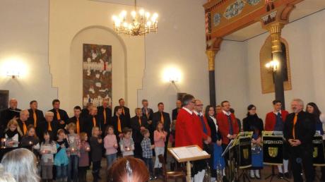 Der Kinder- und Jugendchor bildete mit seinen Kerzen eine Lichterkette vor den Sängern des Männerensembles Binswangen- Höchstädt. Das Bläserensemble rundete die musikalische Vielfalt des Konzerts ab.  