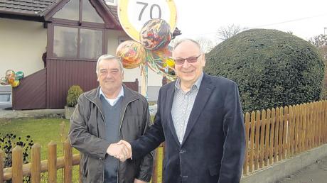 Zum 70. Geburtstag gratulierte Villenbachs Bürgermeister Otmar Ohnheiser (rechts) seinem Vorgänger, dem Altbürgermeister Karl Mengele. 