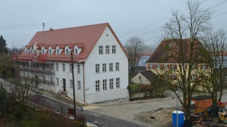 Das Schulgebäude in Binswangen wird seit August 2012 saniert und umgebaut. Dabei wird auch Platz für die Kinderkrippe und eine Kindergartengruppe geschaffen. Eine Kindergartengruppe im Pfarrhof (gelbes Gebäude) bleibt. 