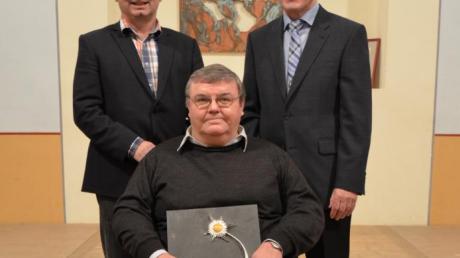 Der „Binswanger Dorfschreiber“ Helmut Storr (vorne) erhielt die Silberdistel von Redaktionsleiter Günther Herdin (links). Bürgermeister Anton Winkler gratulierte ebenfalls.