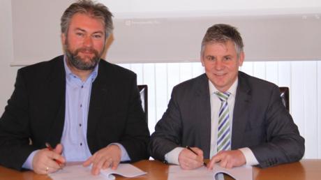 Heiner Gärtner, Geschäftsführer der Firma GP Joule (links) und Bürgermeister Norbert Beutmüller unterzeichneten den Kooperationsvertrag für die „Renergiewerke Buttenwiesen“. 