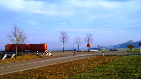 Auf die Genehmigung zum Bau eines Kreisverkehrs hofft die Gemeinde Binswangen hier an der Einfahrt in die Staatsstraße. 