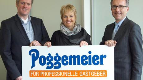 Die E.M.Group Holding AG hat sich am Bielefelder Unternehmen Poggemeier beteiligt: (von links) Stephan Bruns und Gerlind Rehkopf, beide Geschäftsführer der Firma Poggemeier und der Vorstandsvorsitzende der E. M. Holding AG, Erwin Müller. 