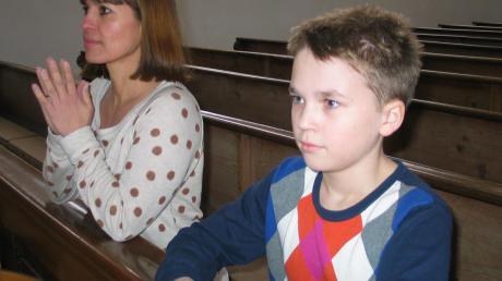 Die Deutsch-Chilenin Ursula Wenzl betete gestern gemeinsam mit ihrem Sohn Alexander in der Wertinger St. Martins Kirche für den neuen Papst Franziskus I.  
