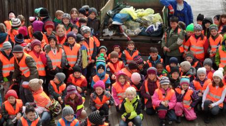 Als Müllsammler waren die Buben und Mädchen der Grundschule Zusamaltheim unterwegs.  