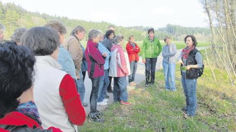 Interessante Einblicke in die Welt der Kräuter bot Kräuterpädagogin Sophie Bösel (rechts) der Teilnehmern der Wanderung des TSV Lauterbach. 