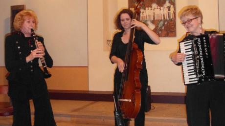 Gabriela Kaufmann, Nina Hacker und Almut Schwab (von links) sind „Klezmers Techter“. Das Trio gastierte in der Binswanger Synagoge. 
