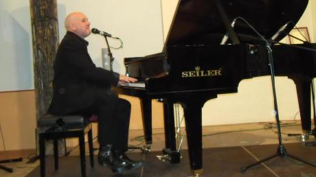 Georg Schroeter, Pianist und Sänger, kommt mit anderen Blues-Meistern in die Synagoge Binswangen. 
