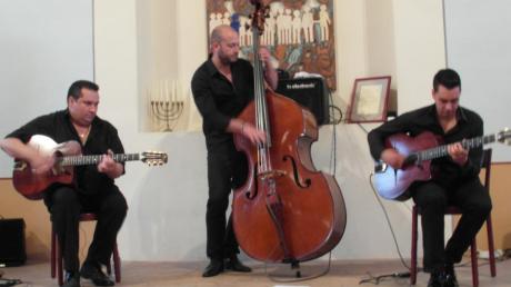 Das Gismo Graf Trio gab am Samstag in der Synagoge Binswangen ein eindrucksvolles Konzert. 
