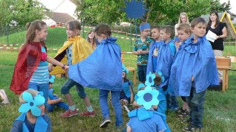 Die Kinder des Kindergartens Wortelstetten führen das Musical „Kennt ihr Blauland?“ auf. 
