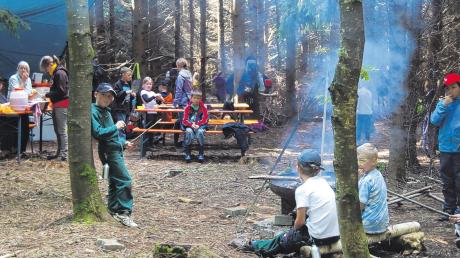 Die kleine Waldlichtung im Buttenwiesener „Ziegelholz“ gehört in den großen Ferien für eine Woche den Kindern. Ehrenamtliche Helfer des Kreisjugendrings Dillingen sorgen für einen reibungslosen Verlauf des Abenteuers.