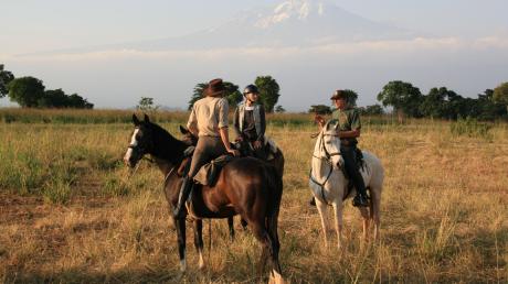 Nahe dem Kilimandscharo in Tansania betreibt das Tierarzt-Paar Elisabeth Stegmaier und Laszlo Paizs aus Rischgau eine Farm, auf der auch kranke Tiere behandelt und gepflegt werden. Mit den Gästen reitet das pferdebegeisterte Paar oft aus. 
