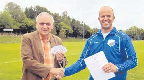 Bürgermeister Otmar Ohnheiser (links) überreichte die ersten Ehrenamtskarten Villenbachs an den Vorsitzenden des SV Villenbach, Martin Baumeister. Dieser hatte die Karten für seinen Mitarbeiterstab beantragt. 