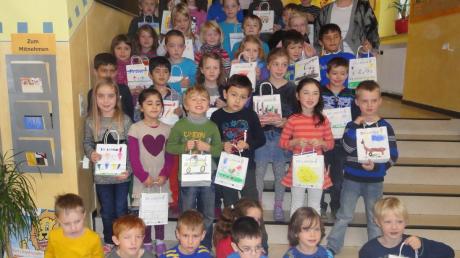 Die Erstklässler der Grundschule Zusamaltheim. Die Schule hatte sich an der Aktion „Lesetüte“ beteiligt. 
