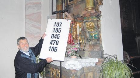 Damit die Kirchenbesucher wissen, welches Lied gesungen wird, hängt Binswangens Mesner Anton Schäffenacker die Nummerntafel auf. 
