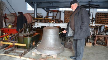 Diese Glocke stammt aus Apolda in Thüringen. Dort wurde auch die größte freischwingende Glocke der Welt gegossen, die im Kölner Dom hängt und ein Gewicht von 24 Tonnen hat. 