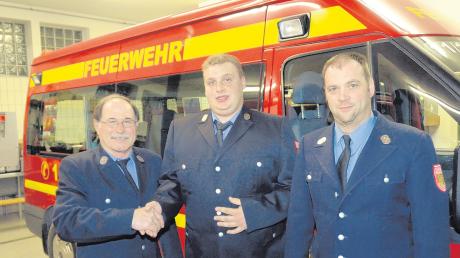 Franz Winkler gratuliert Maximilian Gumpp, seinem Nachfolger als Vorsitzender des Binswanger Feuerwehrvereins. Alexander Spiegler ist nun Zweiter Vorsitzender (von links). 