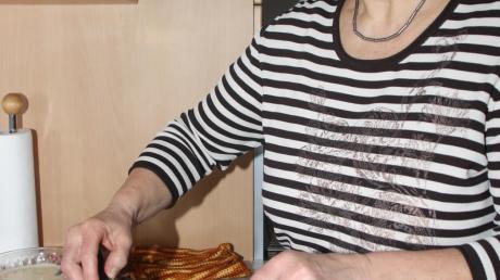 Adelinde Bschorr ist in ihrem Element: Die Hauswirtschaftsmeisterin bereitete in ihrer Küche leckere Bratäpfel zu. 