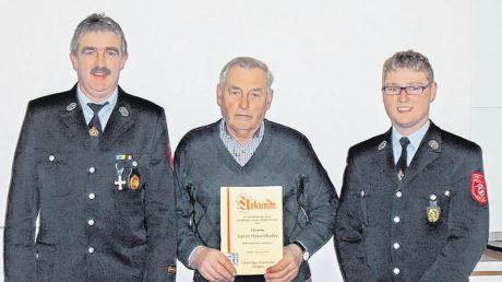 Für seine 60-jährige Mitgliedschaft wurde Xaver Deisenhofer (Mitte) vom Kommandant Helmut Bartsch (links) und vom Vorsitzenden Matthias Schnell (rechts) mit einer Urkunde geehrt. 